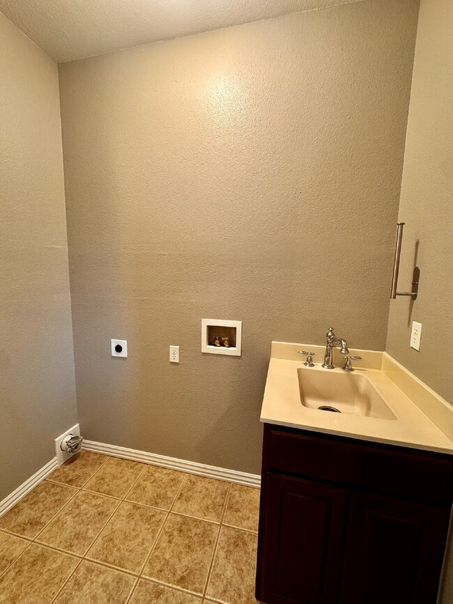 Building Photo - 6108 S 39th Pl