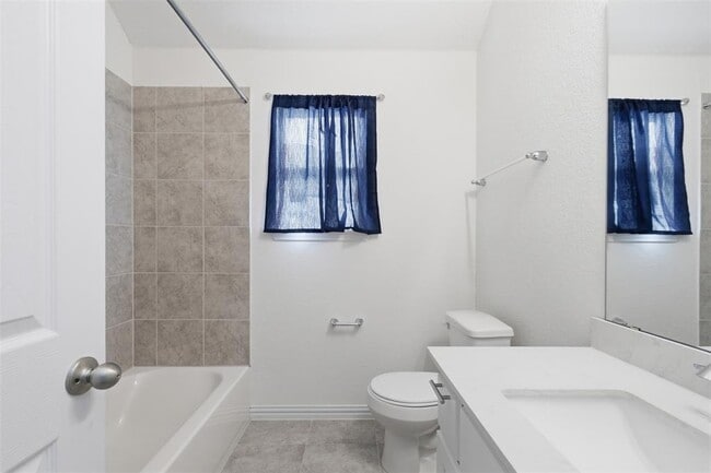 Building Photo - 3200 Hidalgo Loop