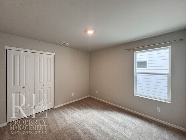Building Photo - Bright 2024-Built Home with Modern Finishes & Fully Fenced Yard