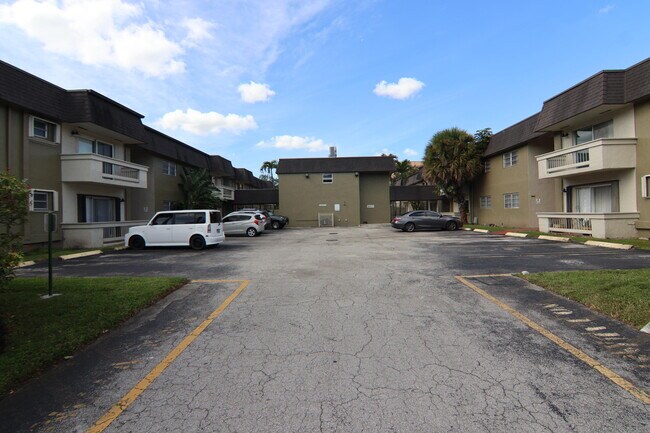 Building Photo - 9360 SW 87th Ave