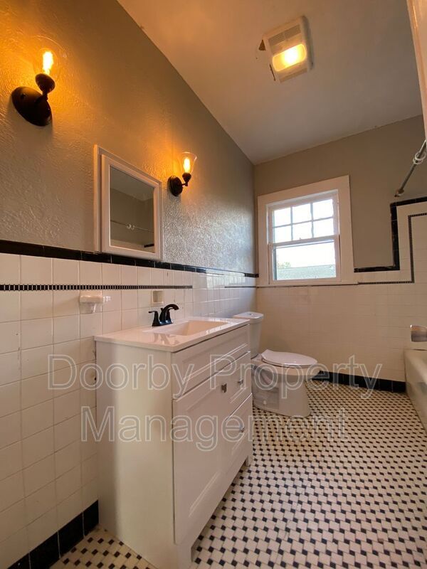 Building Photo - 2802 Fairview Dr
