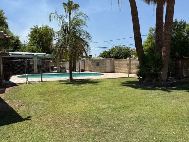 Building Photo - Updated Pool Home in Engler Estates