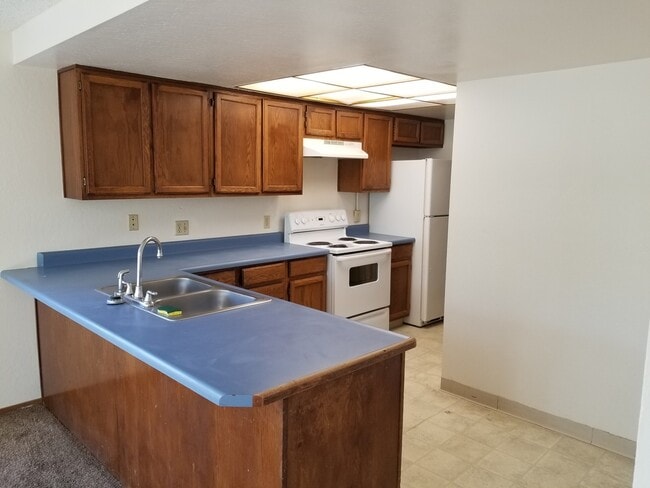 Building Photo - Walking Distance to neighborhood schools a...