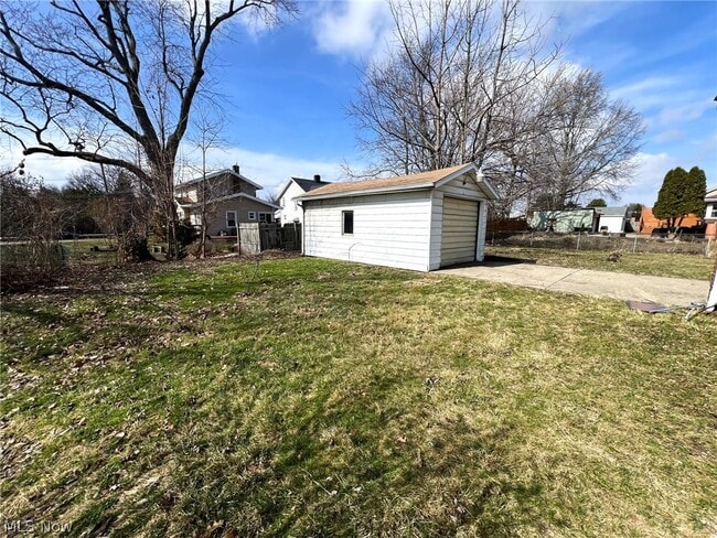 Building Photo - 982 Dan St