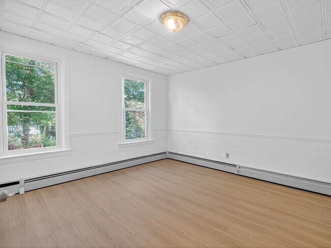 Building Photo - 404 E 7th St