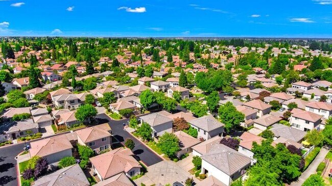 Building Photo - Beautiful 3 Bedroom 2 Bathroom in Gated Community of Folsom, CA!