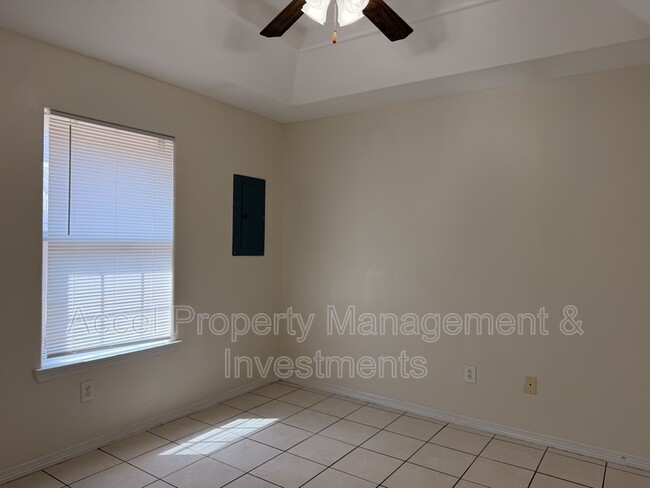 Building Photo - 1601 E Coyote St