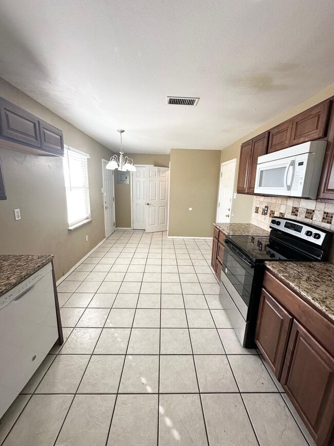 Building Photo - 3 Bed 1 Bath Ready to Rent!