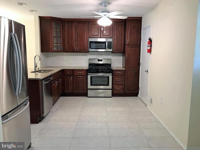 Building Photo - 12 Manor Dr