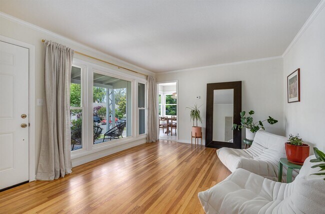 Building Photo - Alta Heights Beautifully Renovated Cottage