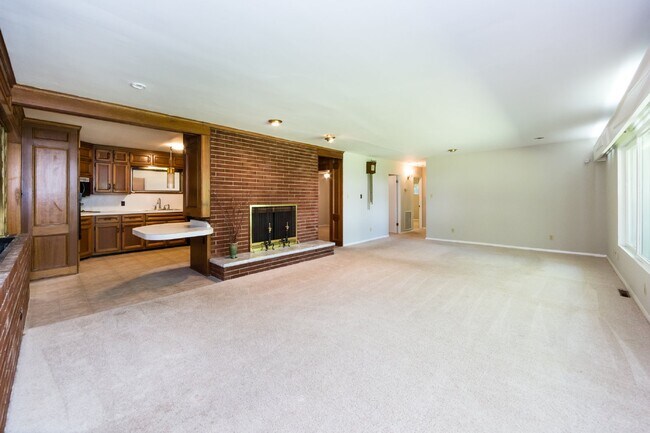 Building Photo - "Charming 3-Bedroom Oasis with 2 Full Baths – Spacious 2,295 Sq Ft Home in Charlotte's Heart!"