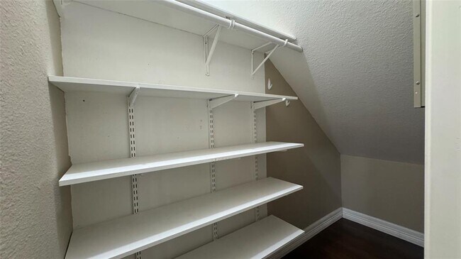 Building Photo - 17573 Red Oak Dr