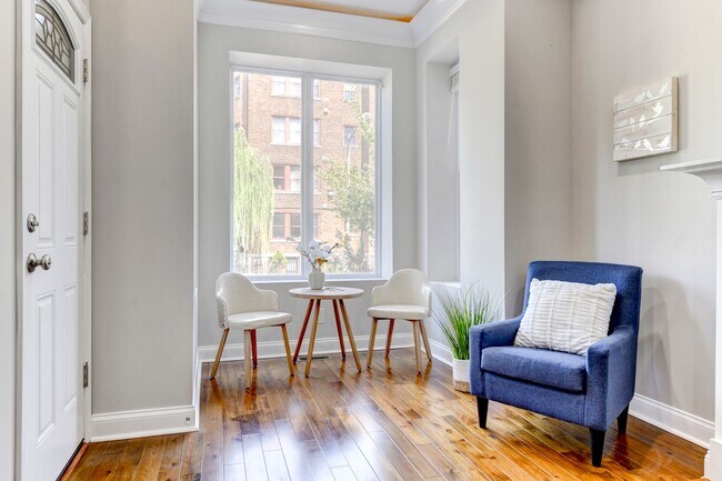 Building Photo - 3 Bed 2.5 Bath - Bloomingdale Condo - 1 Assigned Parking Space