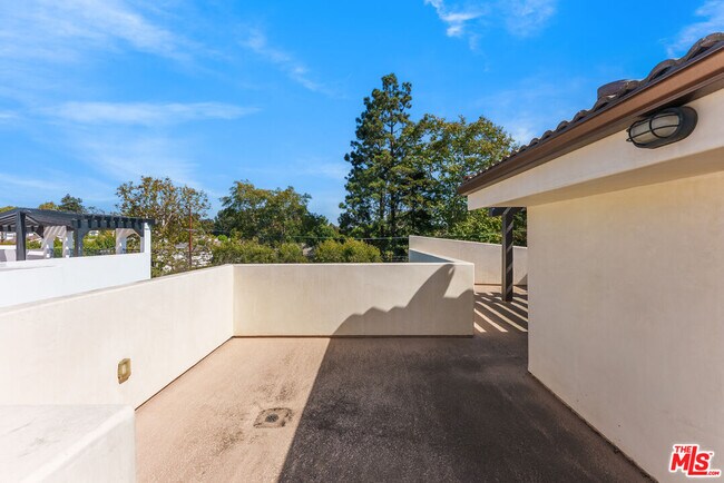 Building Photo - 363 S Saltair Ave