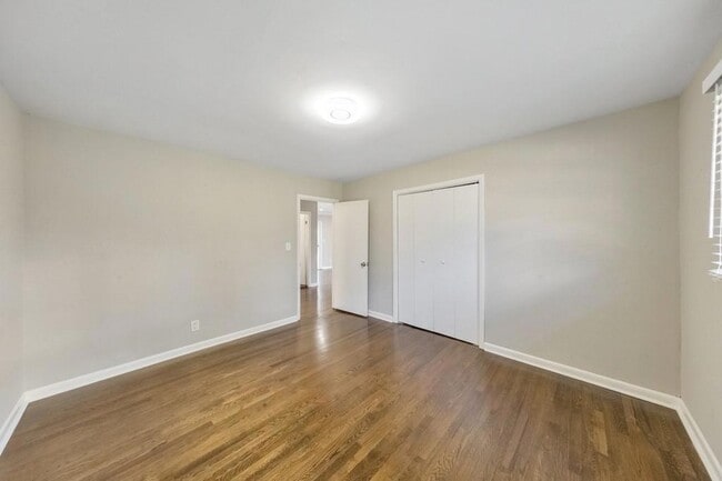Building Photo - 909 Rosedale Dr