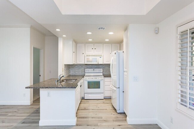 Building Photo - Corner condo in the highly desirable River Colony community!