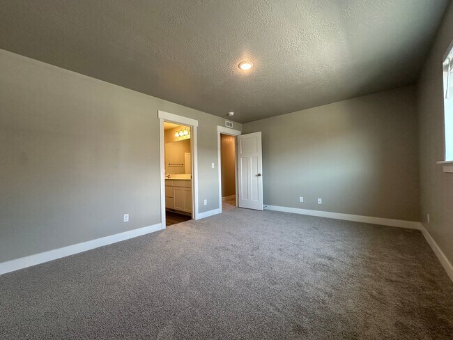 Building Photo - New Never Lived in Springville Townhome Fo...