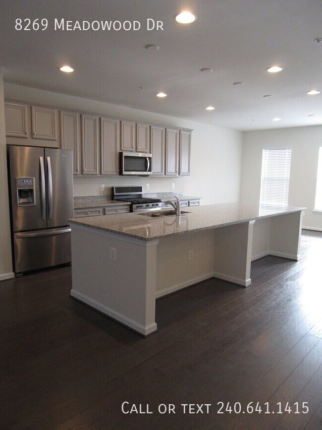 Building Photo - 8269 Meadowood Dr