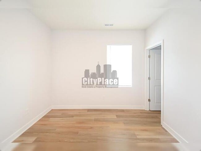 Building Photo - 1135 W 21st St