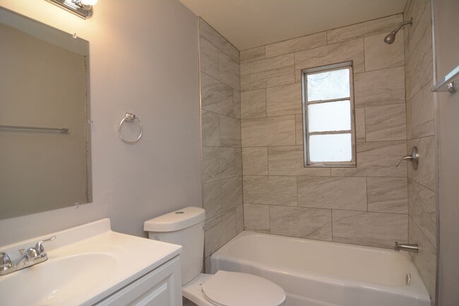 Building Photo - Charming 1 Bedroom 1 Bath Duplex! Central ...