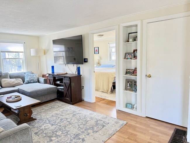 Building Photo - Sunny 1+ Bedroom Single family Home