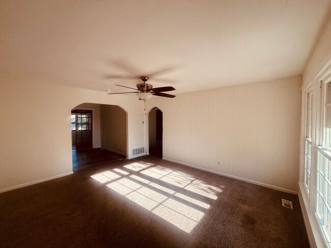 Building Photo - 1334 N Estelle St