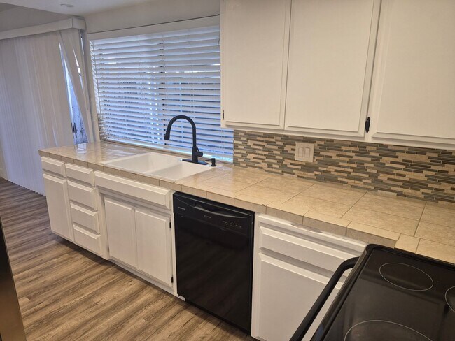 Building Photo - 3 Bedroom 2.5 Bath Carmichael Condo