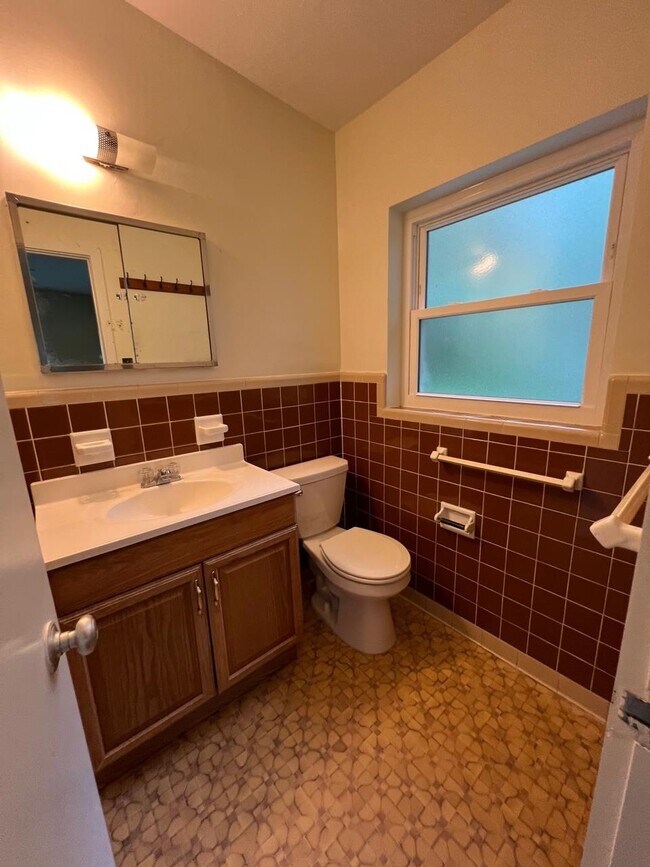 Building Photo - 2002 Chowkeebin Nene