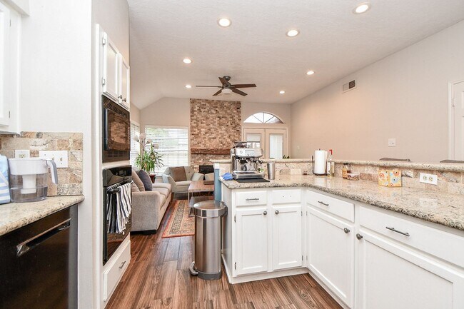 Building Photo - 4 bedrooms home in the heart of Copperfield