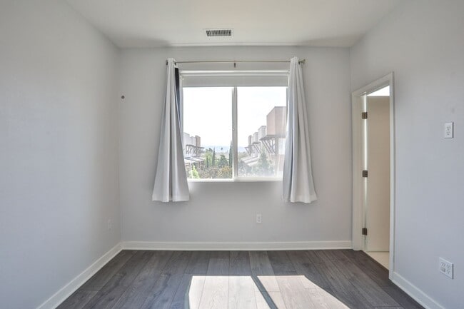 Building Photo - 3 bedroom 2.5 bath in Gated Community