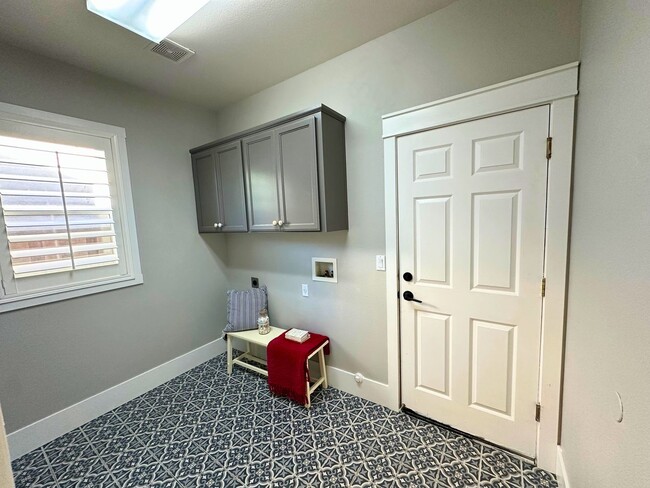 Building Photo - Stunning 4 Bedroom, 2.5 Bath Lawrence Ranch Home With Solar