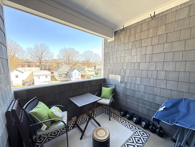 Building Photo - Fantastic Condo in South End!