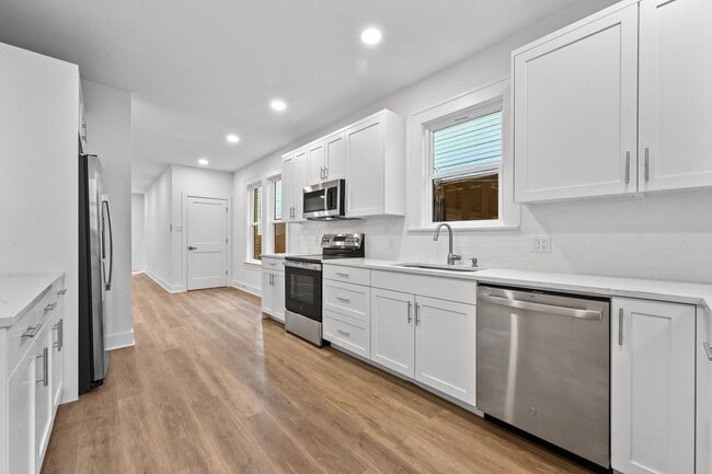 Building Photo - 9 BED 5 BATH  fully remodeled house in West Campus