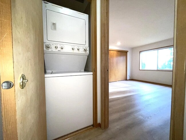 In unit washer/dryer - 3433 McNary Pky