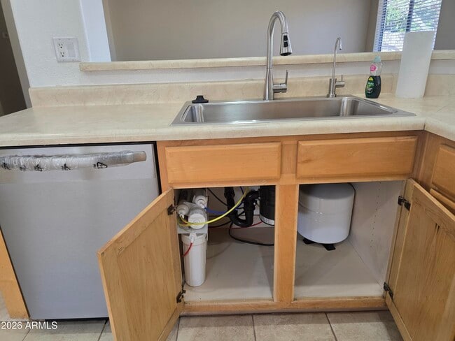 Building Photo - 1074 E Cathy Dr