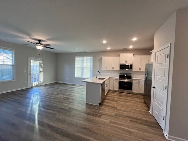 Building Photo - Brand New 3 bedroom 2.5 bath townhome in Leland area