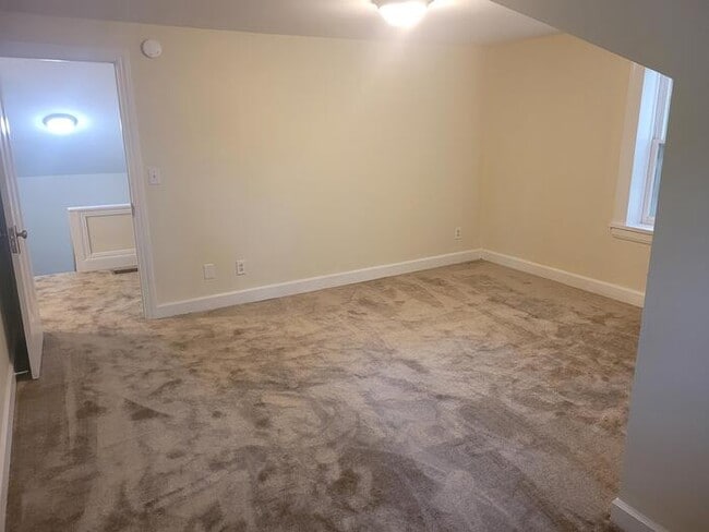 Building Photo - Perfect For Student Housing! 4 Bedroom Hou...
