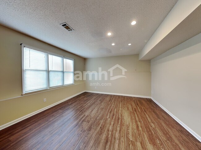 Building Photo - 1728 Victoria Way NW