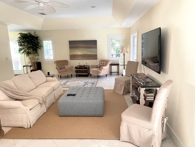 Building Photo - 400 Live Oak Rd