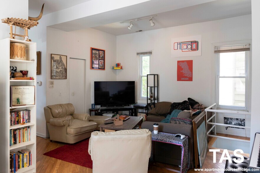 Building Photo - 2616 N Marshfield Ave