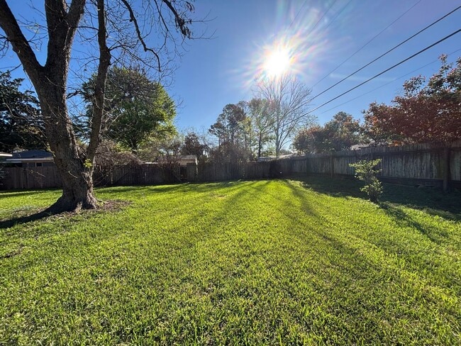 Building Photo - Large home in Brooadmor!