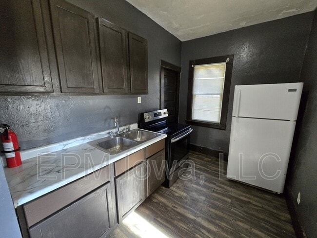 Building Photo - 206 Clay St