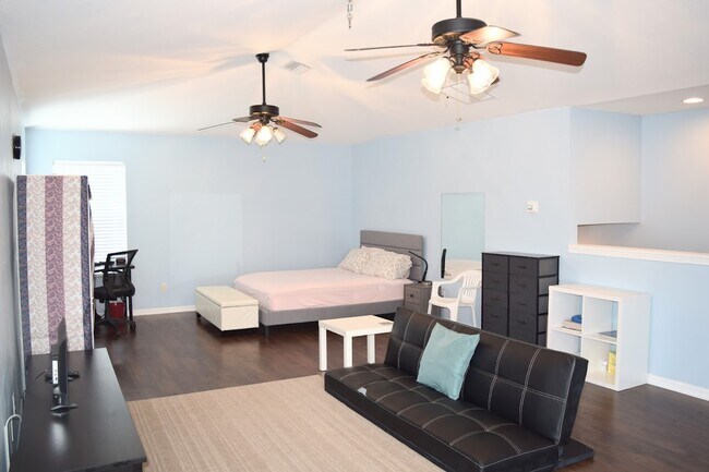 Building Photo - 7803 Blue Spring Dr