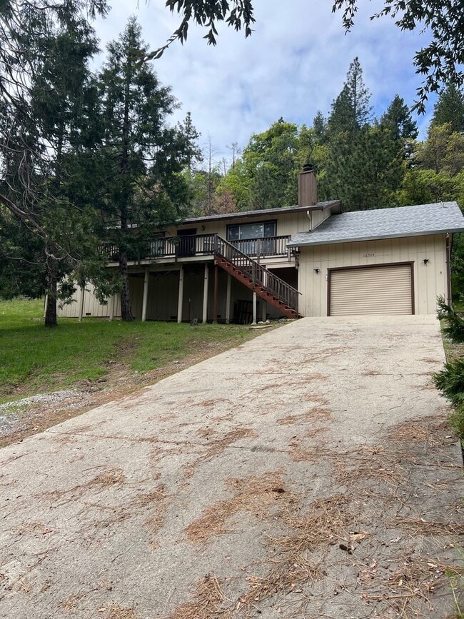 Building Photo - Three Bedroom Pioneer Home