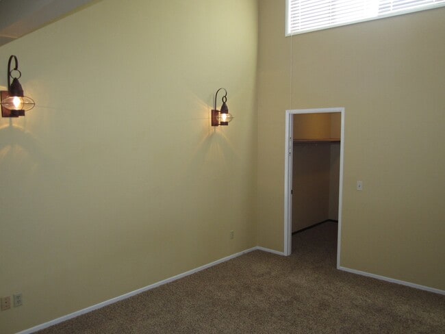 Building Photo - Charming Condo in Gated Community