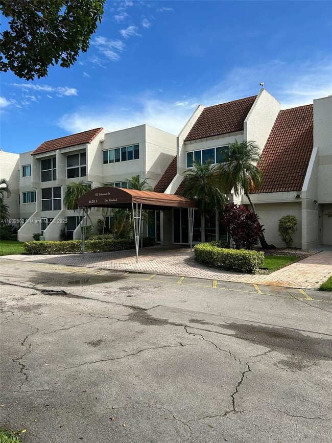 Building Photo - 100 Lakeview Dr