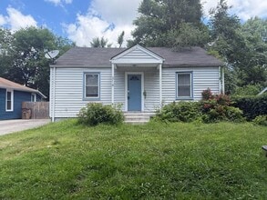 Building Photo - 2 Bedroom Cottage in Woodbine!