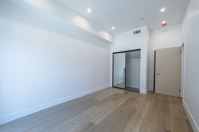 Building Photo - 242 N Dillon St