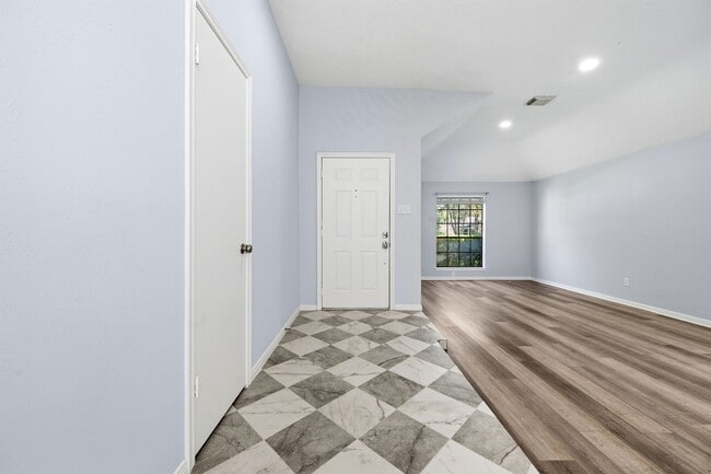 Building Photo - 2835 Twin Knolls Dr