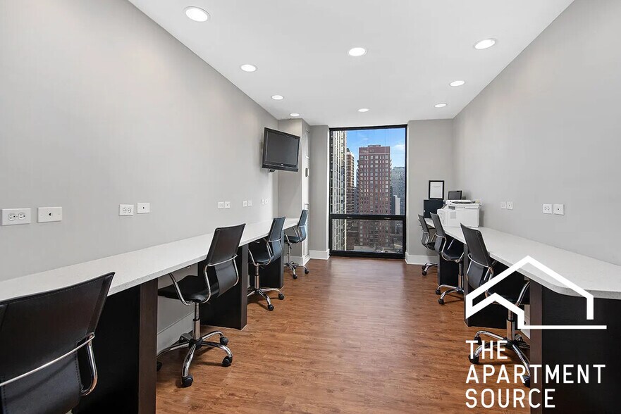 Building Photo - 1120 N La Salle Dr